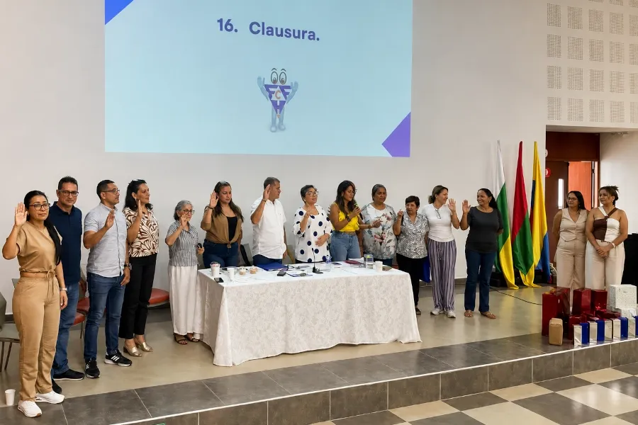 Equipo institucional proyectando crecimiento y servicios para asociados